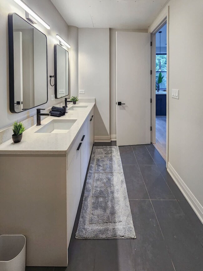 Building Photo - 1934 W North Ave