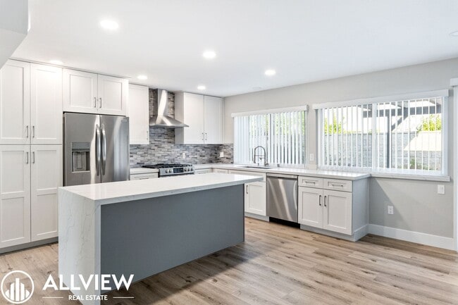 Building Photo - Welcome to this stunning 5-bedroom, 4-bath...