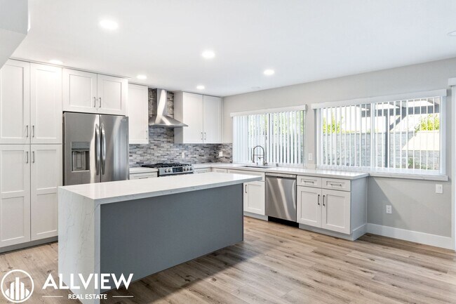 Building Photo - Welcome to this stunning 5-bedroom, 4-bathroom home located in the desirable Huntington Beach nei...