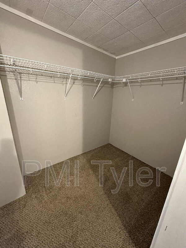 Building Photo - 427 Turkey Creek Dr