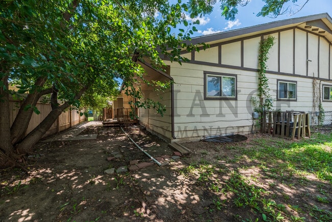 Building Photo - 2202 S White Oak Dr