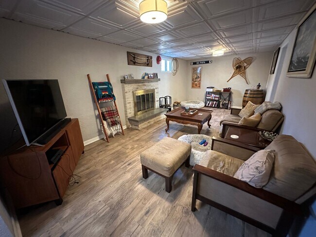 Building Photo - Cozy Rancher In The Addisons!