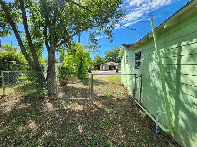 Building Photo - Updated 1-Bedroom Home with Spacious Yard ...