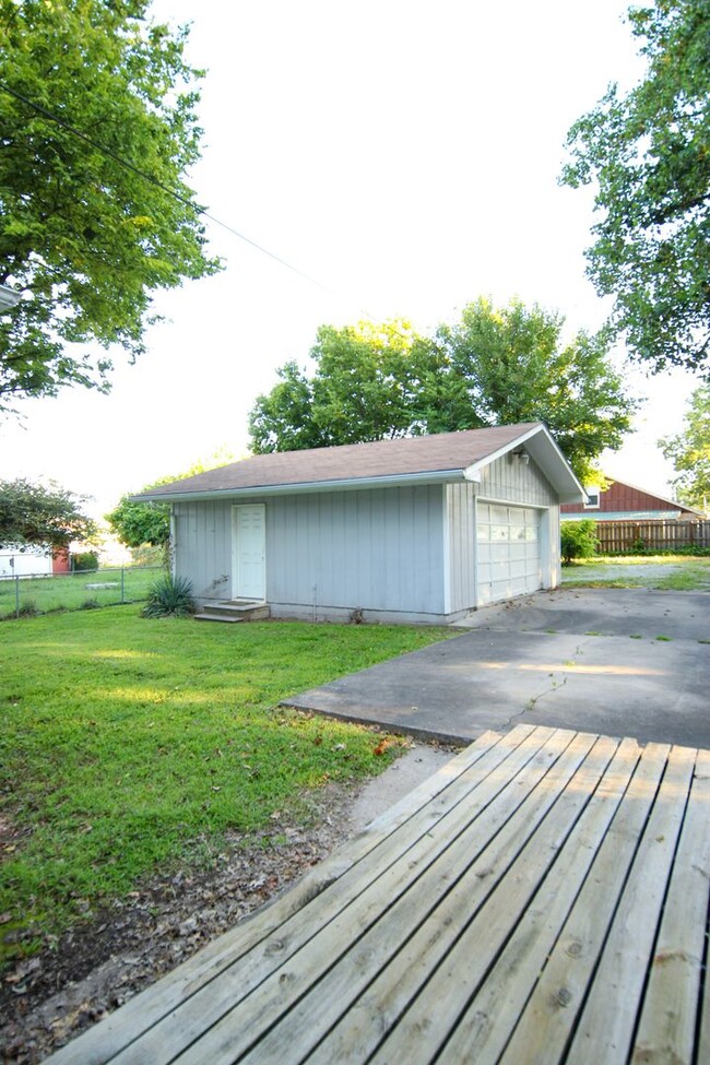 Building Photo - 3 bed 2 bath FULLY UPDATED Home with basem...