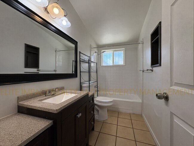 Building Photo - 4650 E Calle Aurora