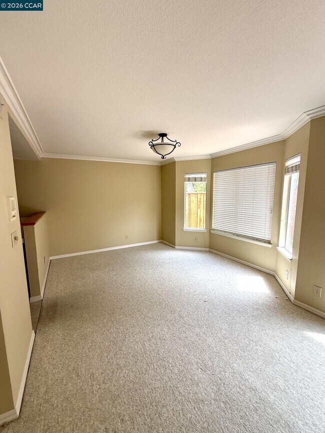Building Photo - 365 Bellflower Dr