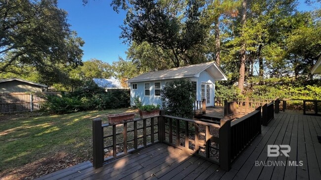 Building Photo - 905 Van Ave