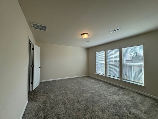 Building Photo - Stunning 3BR 2.5BA Townhome in Jamestown