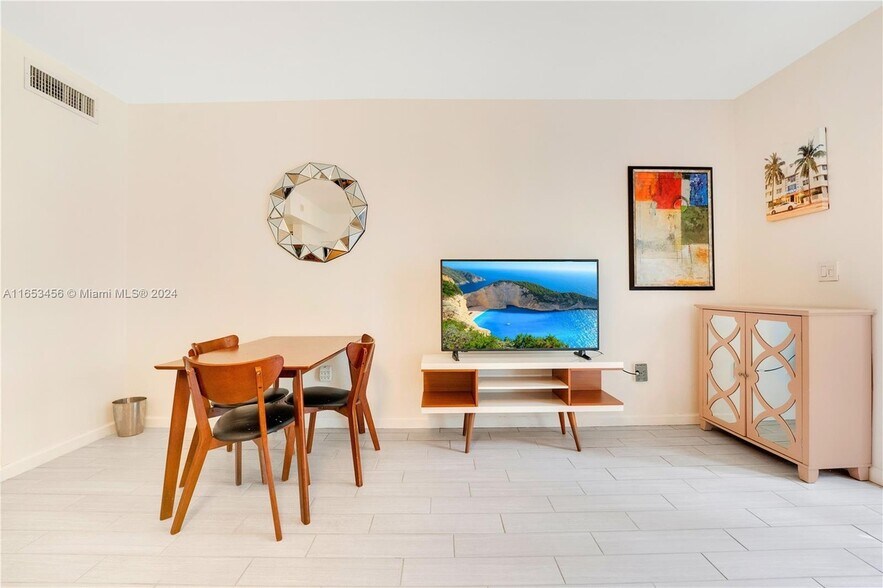 Spacious Living Area - 435 21st St