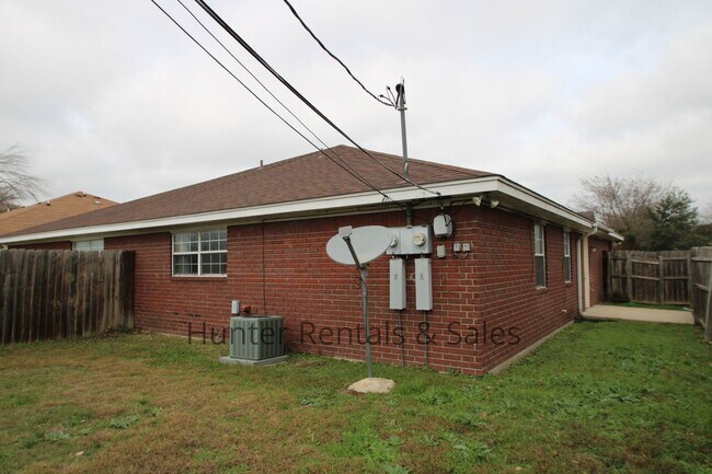 Building Photo - Move South!