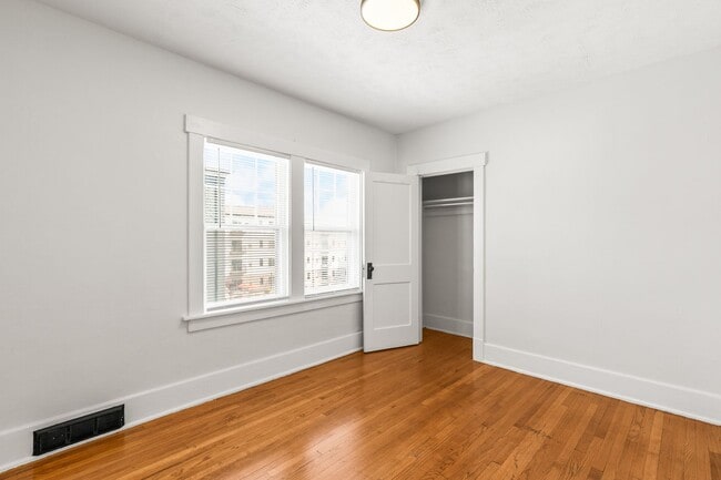 Building Photo - 523 Park Ave