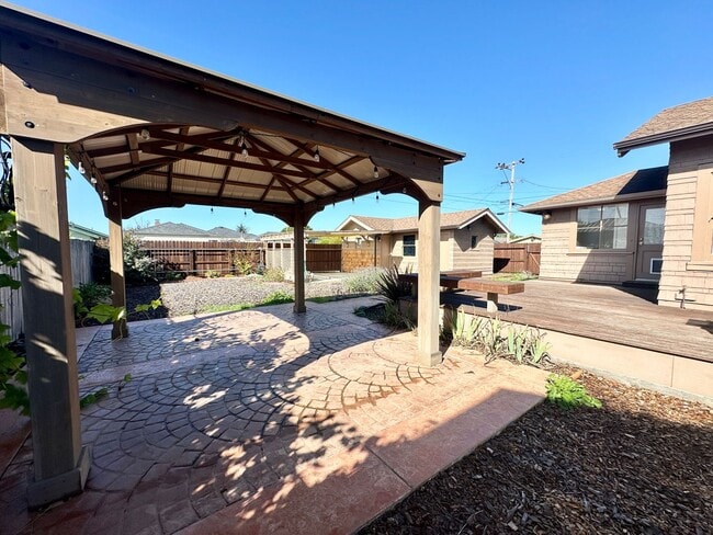 Building Photo - Craftsman Bungalow with Fantastic Fenced Yard