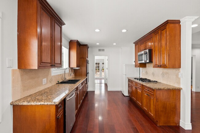 Building Photo - 23036 Burbank Blvd