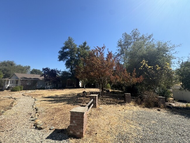 Building Photo - Quiet 3/2 with bonus room in El Dorado Hil...