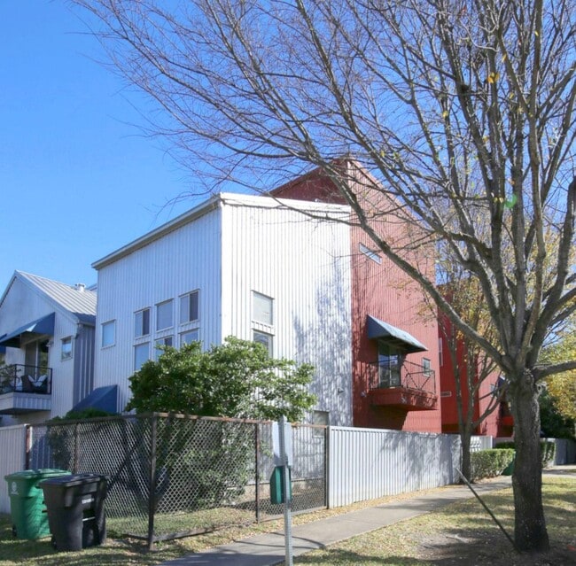 Building Photo - 2819 Crawford St