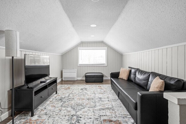 Building Photo - 325 N Bancroft St