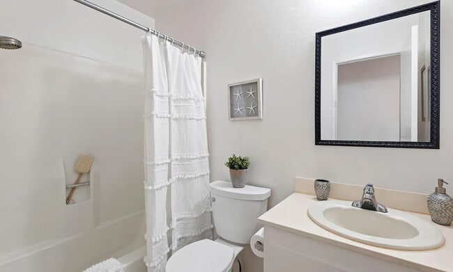 Building Photo - This sweet 1-BD, 1-BA condo is in the Sant...