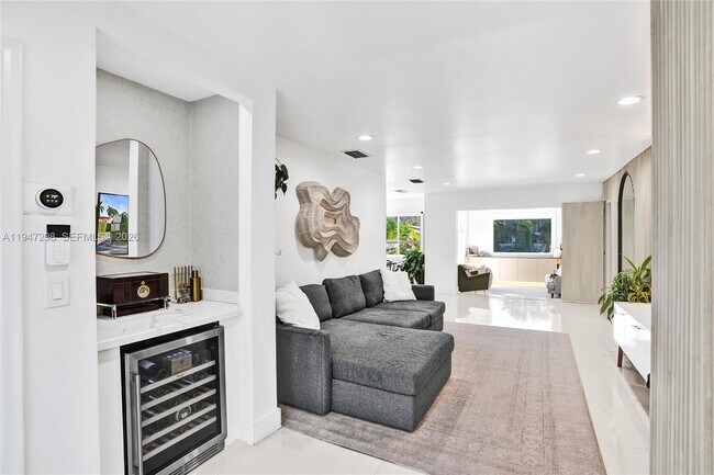 Building Photo - 9181 Byron Ave