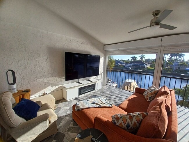 Building Photo - 5605 SW 12th Ave