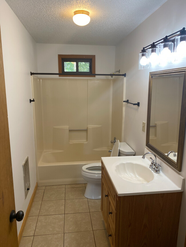 Main floor full bathroom (includes laundry closet) - 267 Whitewater Overlook