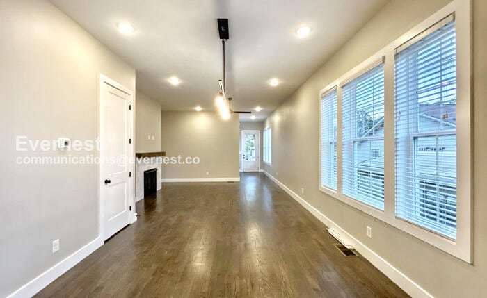 Building Photo - 1705 Cass St