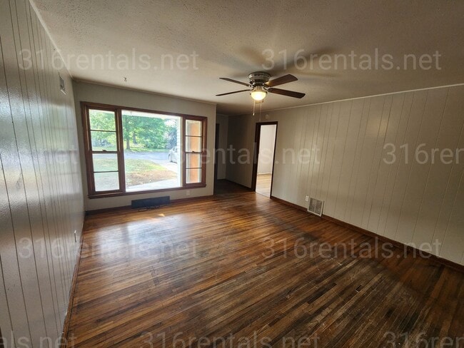 Building Photo - $995 - 3 bedroom / 1 bathroom - Single Fam...