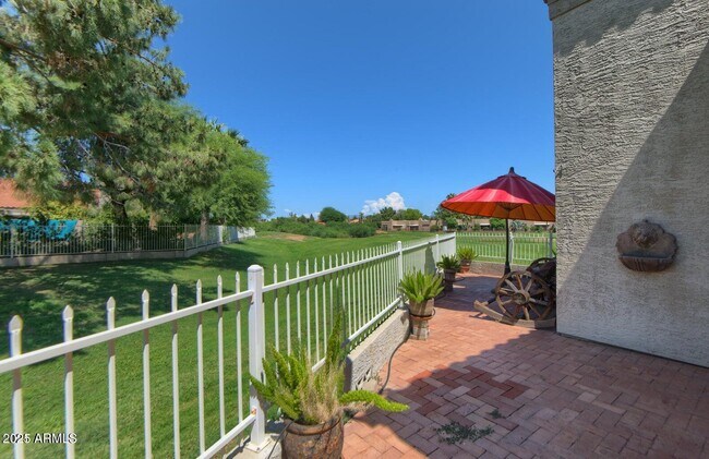 Building Photo - 4020 E Laurel Ln