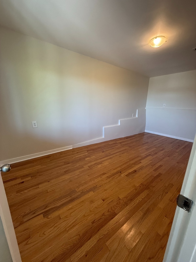 Building Photo - Spacious 3 Bedroom Home Minutes from City ...
