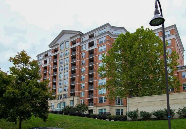 Building Photo - Bright & spacious 1Bd+ office alcove /1bth...