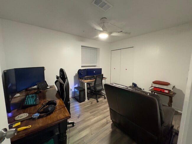 Building Photo - 10412 Pinedale Dr