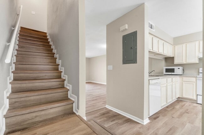 Building Photo - Beautiful Temple Terrace Townhome!