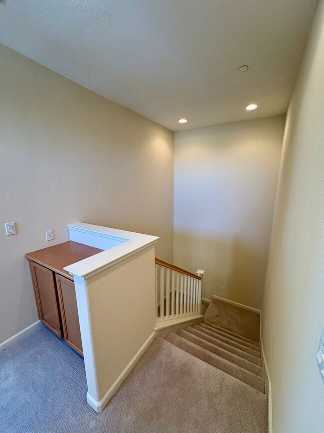 Building Photo - Spacious 4-Bedroom Townhouse