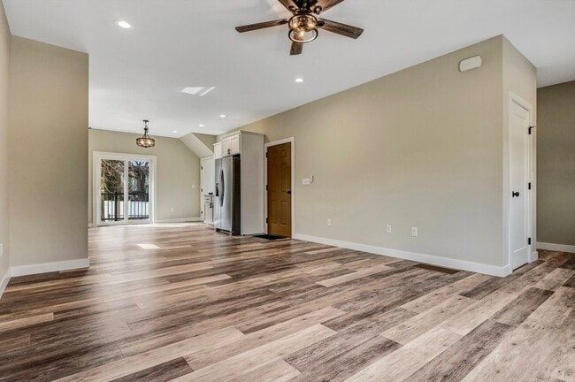 Building Photo - 702 E Elm St