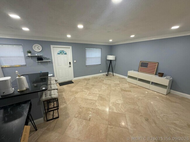 Building Photo - 733 SW 13th Ave