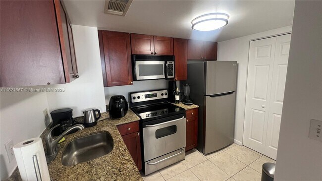 Building Photo - 770 Claughton Island Dr