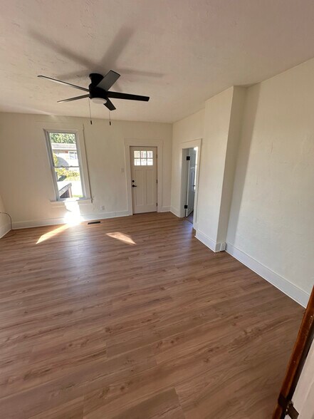 Building Photo - 564 Cooper Ave