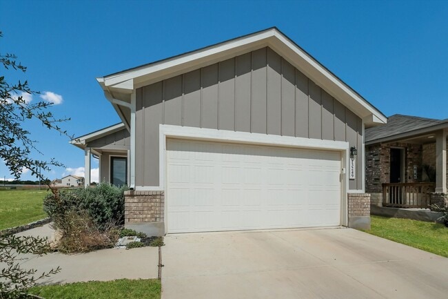 Building Photo - Bright & Charming Fantine Fields Home