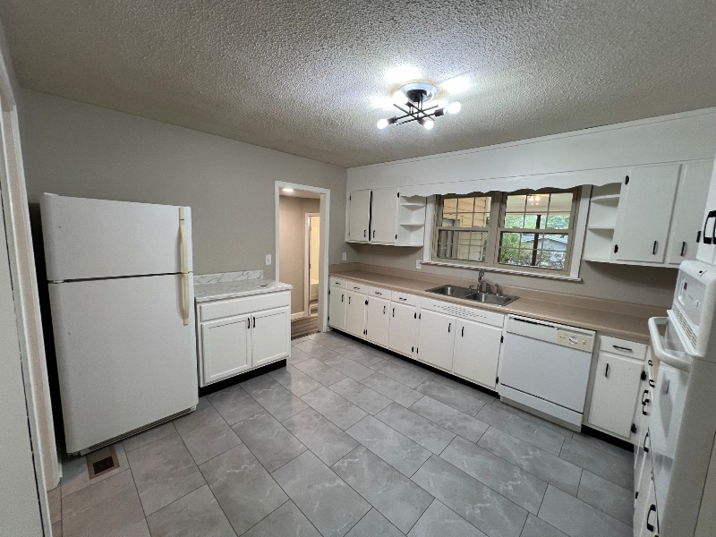 Building Photo - 1334 Ely Rd