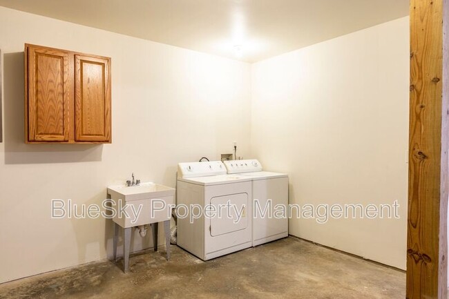Building Photo - 2304 Ravenswood Ct