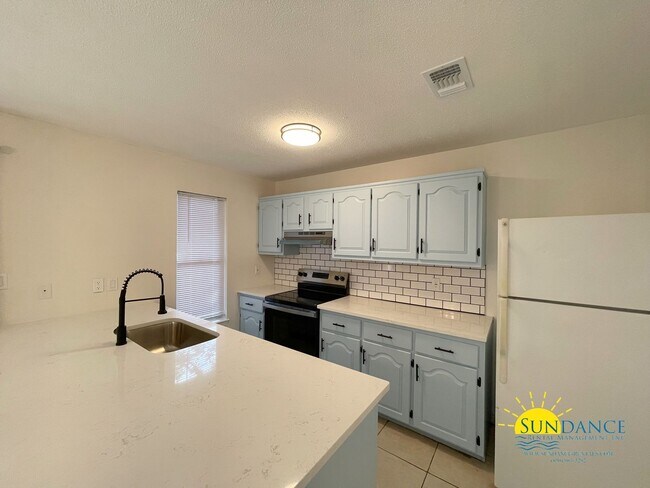 Building Photo - Newly Renovated 2BR Townhouse in Fort Walt...