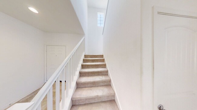 Building Photo - Beautiful 3Bed 2.5Bath