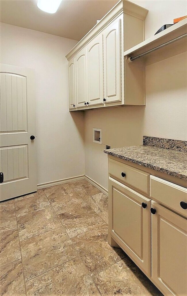 Building Photo - SPACIOUS 3/2/2 HOME CLOSE TO THE MEDICAL DISTRICT AND TEXAS TECH