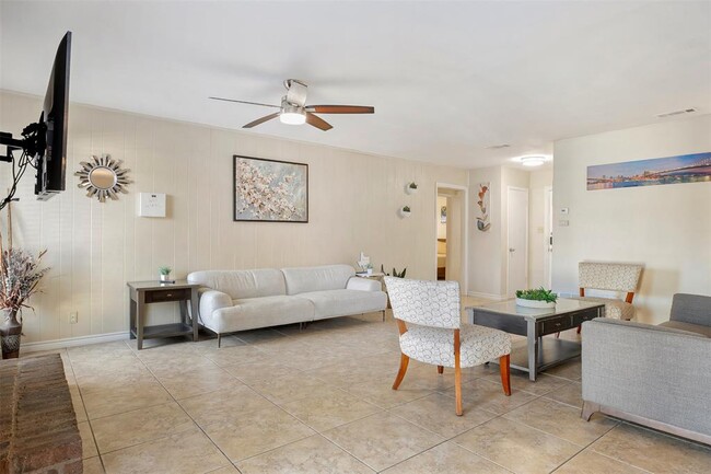 Building Photo - 12002 Swan Dr