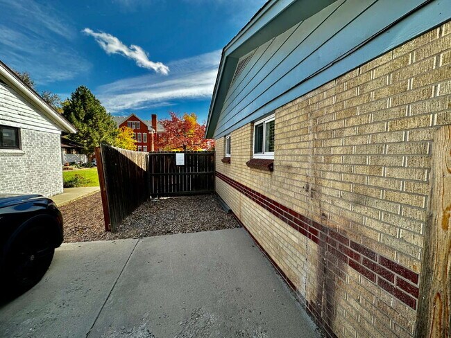 Building Photo - Cozy Home in Sunnyside!