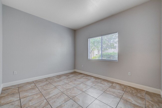 Building Photo - Spacious 2 Bedroom Condo in Gated Community!