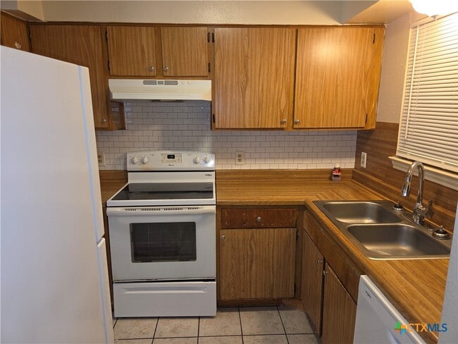 Building Photo - 900 Ticonderoga Dr