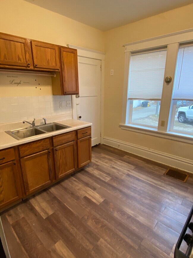 Kitchen - 809 W 8th St