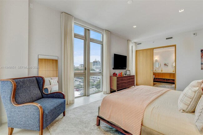 Building Photo - 515 Valencia Ave