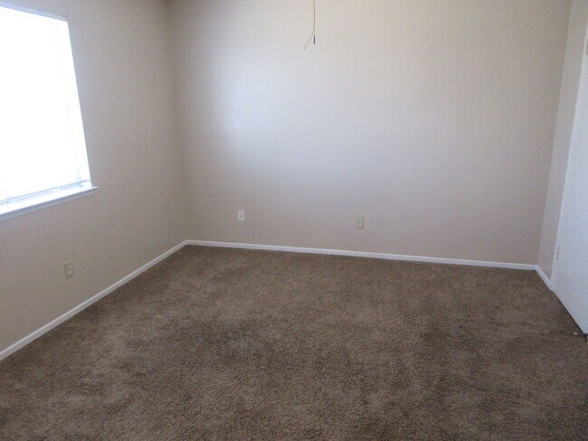 Building Photo - Spacious 3bd 2.5ba Quiet location.