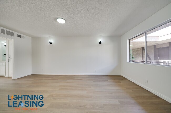 Building Photo - 14634 Magnolia-204B